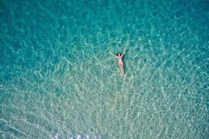 Foto de uma mulher no mar, boiando na água