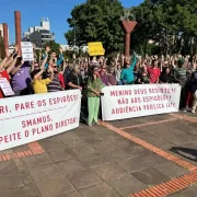 Manifestação no bairro Menino Deus, meio ambiente e desastres. Corrente