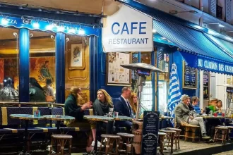 Foto de um café em Montmartre, em Paris, onde o autor trabalhava na psiquiatria de um hospital