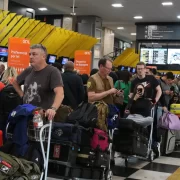 Pessoas no guichê da companhia Gol, tentando embarcar no voo para Porto Alegre