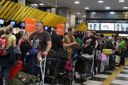 Pessoas no guichê da companhia Gol, tentando embarcar no voo para Porto Alegre