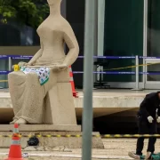 Foto da frente do STF, na praça dos Três Poderes, com o corpo do Tio França ainda caído no chão