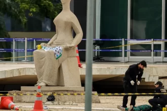 Foto da frente do STF, na praça dos Três Poderes, com o corpo do Tio França ainda caído no chão