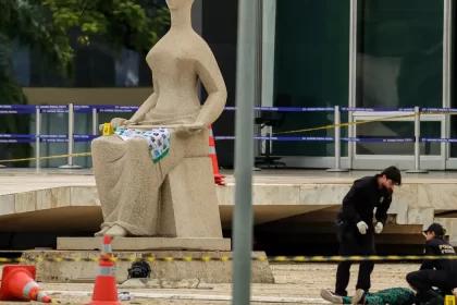 Foto da frente do STF, na praça dos Três Poderes, com o corpo do Tio França ainda caído no chão