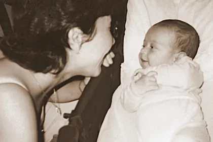 Foto antiga, em pb, de uma mulher com um bebê. A mulher é a autora e a criança é seu filho, Cássio.