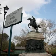 Monumento à Anita Garibaldi, em Roma. Anita deixou seu lar em Santa Catarina para virar heroína