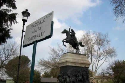 Monumento à Anita Garibaldi, em Roma. Anita deixou seu lar em Santa Catarina para virar heroína