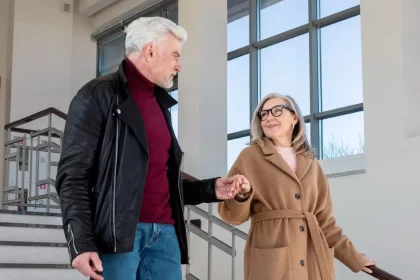 Foto de um casal de idosos descendo as escadas do cinema