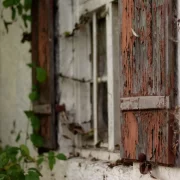 Foto da janela de uma casa, mostrando o sinais dos tempos. A autor fala em se apegar e desapegar