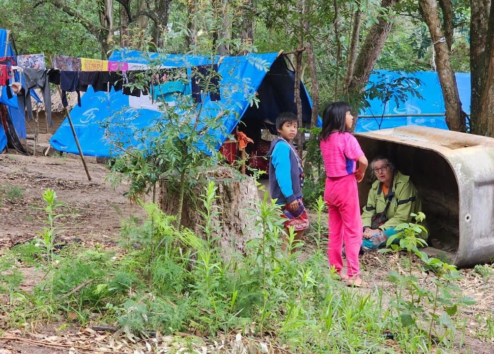 Foto de um acampamento Indígena, autora fala sobre visões de mundo