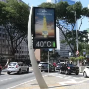 Foto de um relógio de rua no Rio marcando 40 graus. Argentinos querem o calor do Brasil