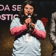 Fernanda Machado com microfone na mão, ela fala de oportunidades para pessoas com deficiência