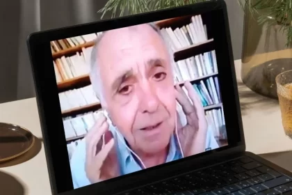 Foto do pensador Lipovetsky na tela de um lap top, ele fala de diálogo na sociedade