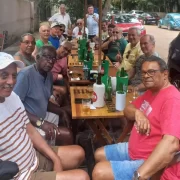 Foto das redes sociais mostra churrasco de velhos amigos do Bairro Menino Deus, em porto Alegre.