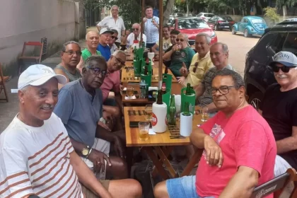 Foto das redes sociais mostra churrasco de velhos amigos do Bairro Menino Deus, em porto Alegre.