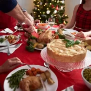 Foto de uma mesa de natal. A autora fala nas mesas da vida