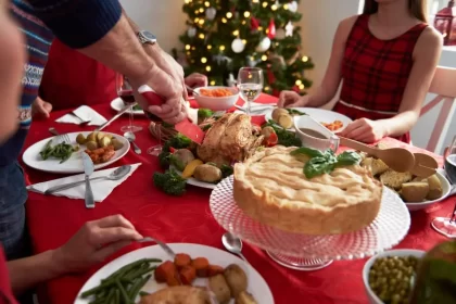 Foto de uma mesa de natal. A autora fala nas mesas da vida