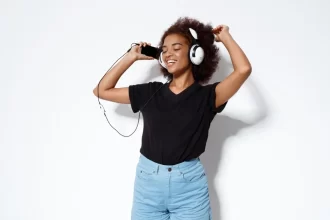 Uma jovem negra dançando com fones, ouvindo músicas