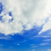 Foto de nuvens num céu azul. Gostar de nuvens é nefofilia