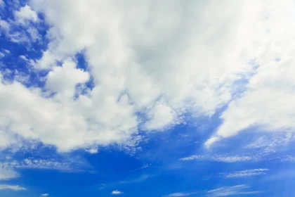 Foto de nuvens num céu azul. Gostar de nuvens é nefofilia