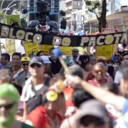 Foto de um desfile do bloco Pacotão, cujo presidente é o fictício Charles Preto