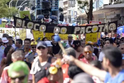 Foto de um desfile do bloco Pacotão, cujo presidente é o fictício Charles Preto