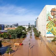 Foto da Av. Borges de Medeiros, em Porto Alegre, durante a enchente de maio de 2024