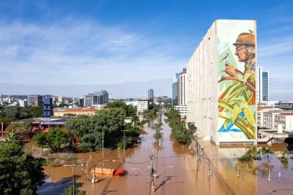 Foto da Av. Borges de Medeiros, em Porto Alegre, durante a enchente de maio de 2024