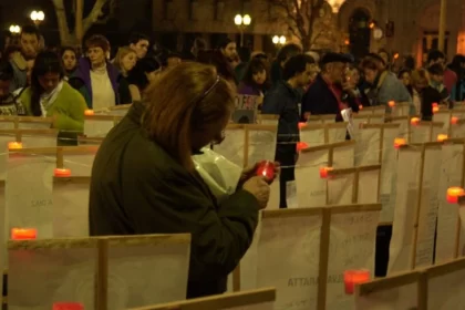 Foto de homenagem às vítimas da boate Cromañon, de Buenos Aires