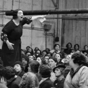 Foto famosa de 1938 mostra a sindicalistas Rose Zehner falando aos trabalhadores durante uma greve na Citroen.