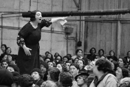 Foto famosa de 1938 mostra a sindicalistas Rose Zehner falando aos trabalhadores durante uma greve na Citroen.