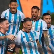 Foto dos jogadores de Racing em campo comemorando um gol