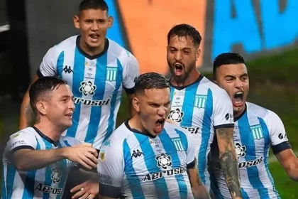 Foto dos jogadores de Racing em campo comemorando um gol