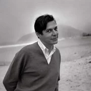 Foto antiga do maestro tom jobim nas areias de uma praia no Rio