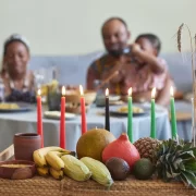 Foto do kinara, o candelabro de sete velas, símbolo das comemorações do Kwanzaa