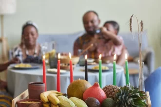 Foto do kinara, o candelabro de sete velas, símbolo das comemorações do Kwanzaa