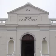 Foto frontal da entrada do asilo padre cacique