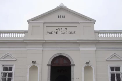 Foto frontal da entrada do asilo padre cacique