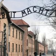 Foto da entrada do campo de concentração de Auschwitz