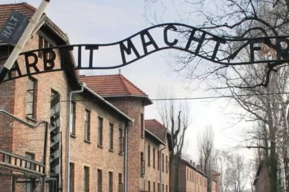 Foto da entrada do campo de concentração de Auschwitz