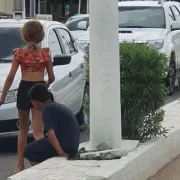 Foto de uma menina no meio da rua aboradando os carros. Uma criança pediu uma caneta para o autor