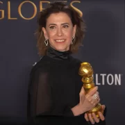 Atriz Fernanda Torres com o prêmio do Globo de Ouro na mão. A vitória também é do filme Ainda estou aqui.