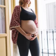 Foto de uma mulher grávida, com a barriga de fora. Autor discute aborto em caso de estupro