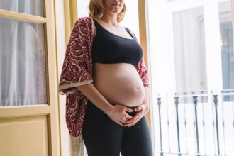 Foto de uma mulher grávida, com a barriga de fora. Autor discute aborto em caso de estupro