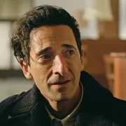 Foto do rosto do ator Adrien Brody, protagonista do filme O Brutalista