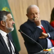 Foto mostra o chefe da comunicação, Paulo Pimenta, Lula e janja