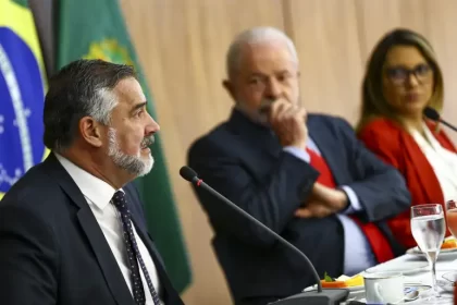 Foto mostra o chefe da comunicação, Paulo Pimenta, Lula e janja