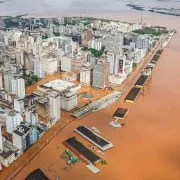 Foto aérea do centro de porto alegre na enchente de 2024. A responsabilidade de prevenção é compartilhada