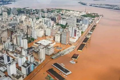 Foto aérea do centro de porto alegre na enchente de 2024. A responsabilidade de prevenção é compartilhada