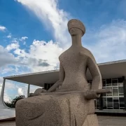 Foto da estátua em frente ao STF, que julgou as questões de sigilo de governos